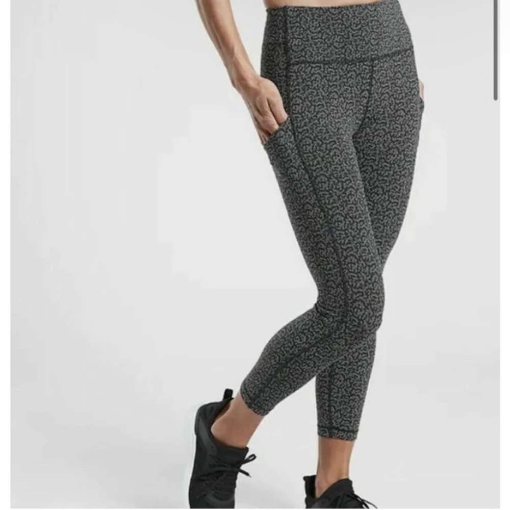 Athleta Ultimate Stash Pocket Textured 7/8 Tight Women's Black White Leggings M